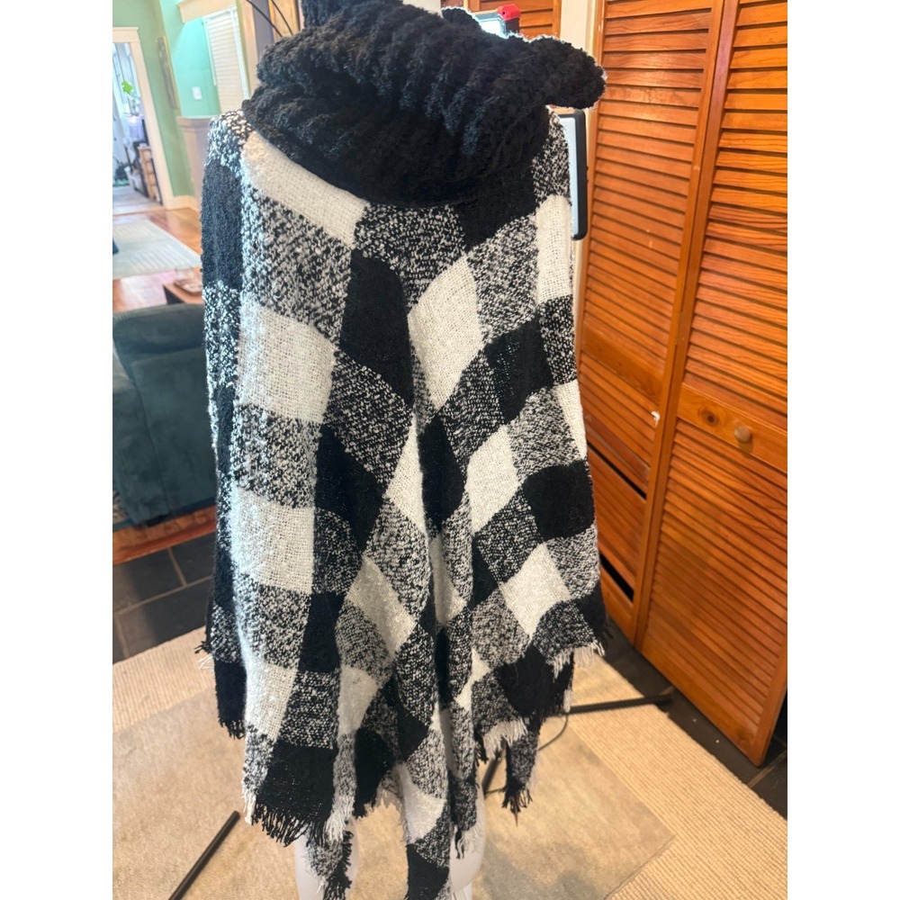 NWT Woodland Creek Shawl Poncho Checkered Houndstooth Fringed Black and White - Picture 4 of 5